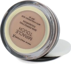 Max Factor Miracle Touch Foundation - 60 Sand -Bekende Cosmetica Winkel 1200x1087 1