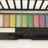 Wynie - Oogschaduw Palette - 12 Vrolijke Matte En Shimmer Tinten Blauw, Groen, Roze, Paars, Geel, Wit En Zwart - 1 Doos Met 2 Applicatoren - Nummer 060831 -Bekende Cosmetica Winkel 1200x899 15