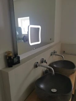 Vergroot Make Up En Scheer Spiegel Met LED Verlichting Vierkant - 10x Vegroting En Natuurlijk Licht Voor Cosmetica/Scheren/Epileren - 360° Graden Verstelbare Zuignap En Wandbevestiging -Bekende Cosmetica Winkel 900x1200 64