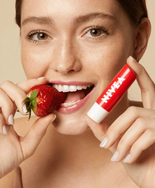 Nivea - Labello Strawberry Shine Lippenbalsem - 5,5 Ml Stick - Lipbalsem - Lipbalm - Lipverzorging - Verrijkt Met Shea Boter En Bio Jojoba Olie -Bekende Cosmetica Winkel 990x1200 1