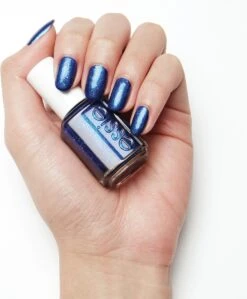 Essie Winter Collection Nagellak – 670 Tied And Blue - Blauwe Glitter Nagellak -Bekende Cosmetica Winkel 992x1200 1